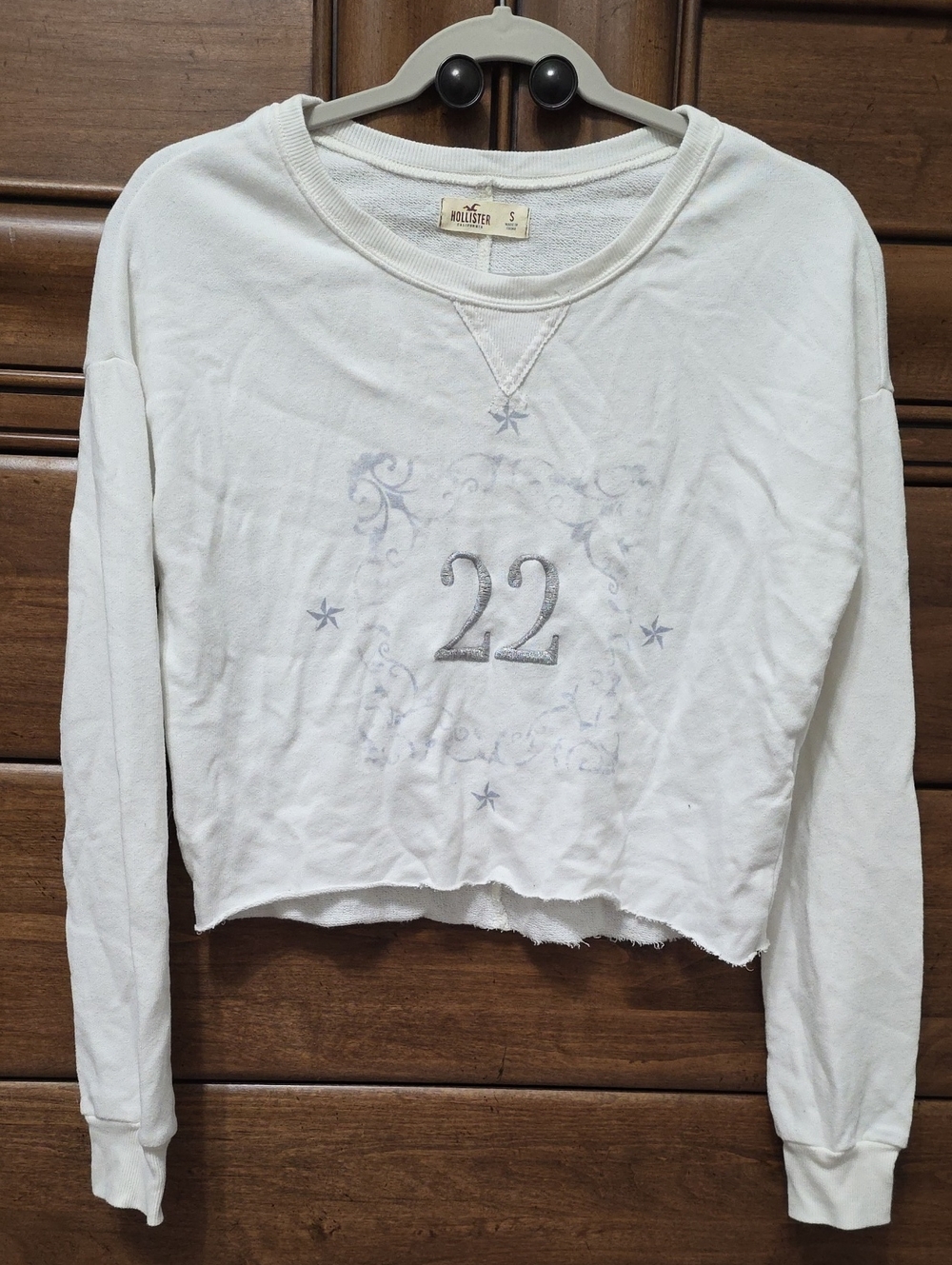 Hollister Off-White Cropped Crewneck Sweatshirt with Silver '22' Graphic